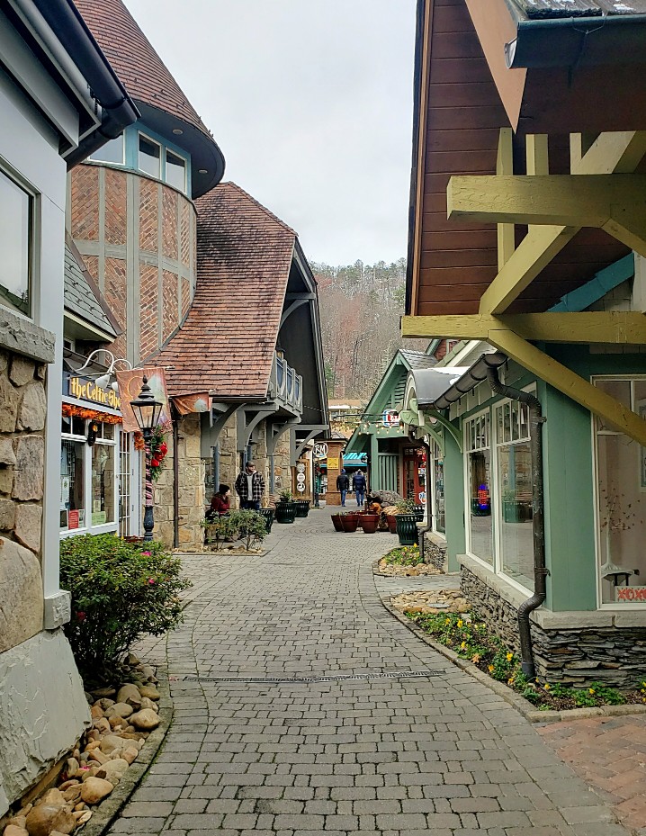 gatlinburg village shopping