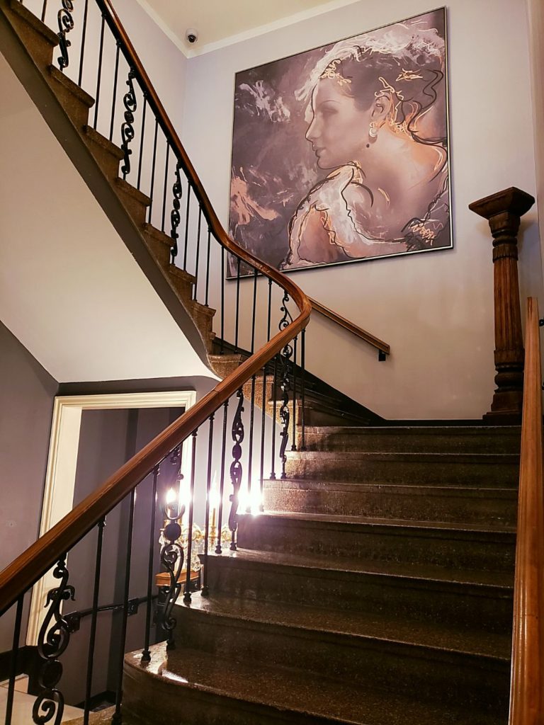staircase in read house hotel in chattanooga